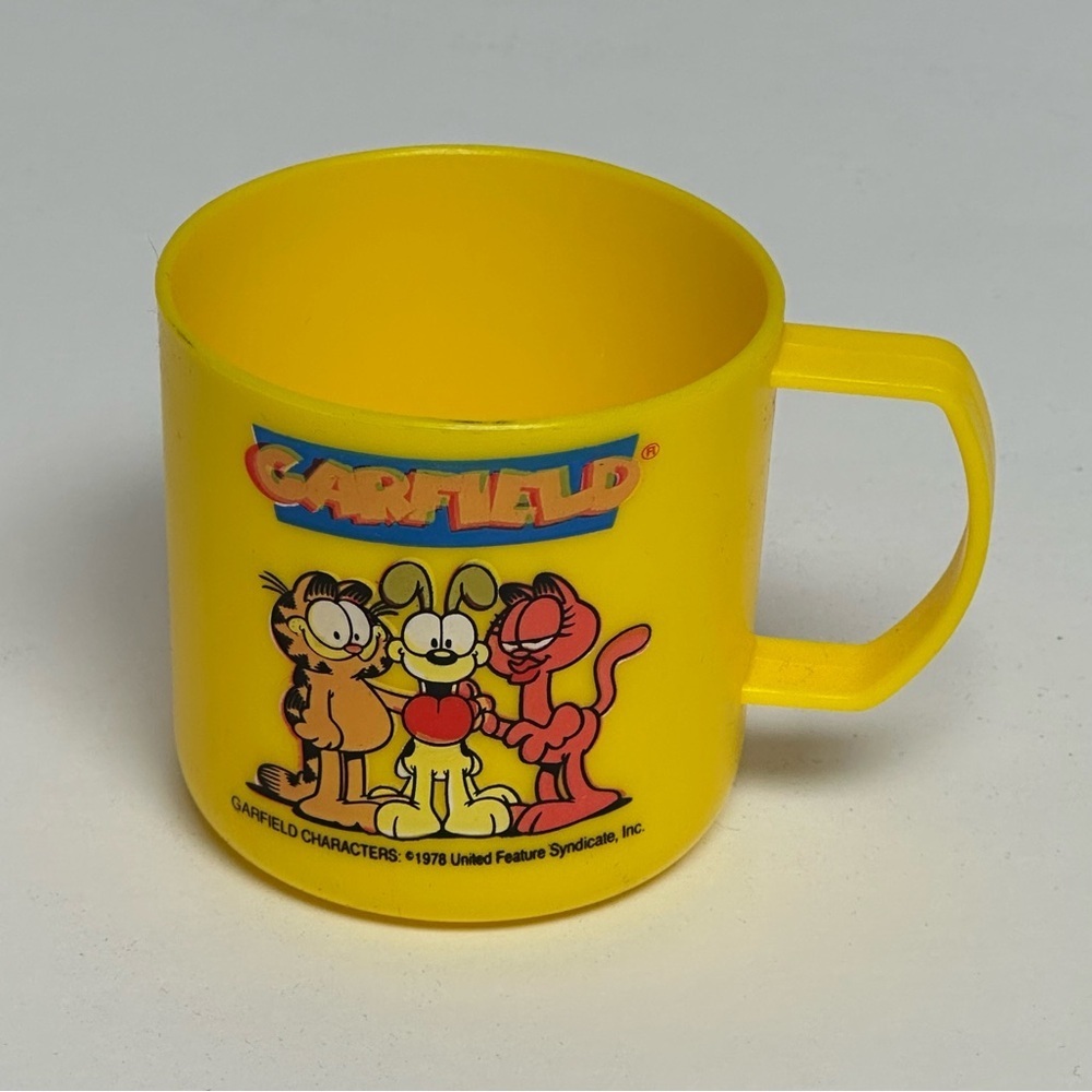 Garfield and Friends Vintage 1978 Yellow Plastic Mug Cup Odie Arlene Lightweight